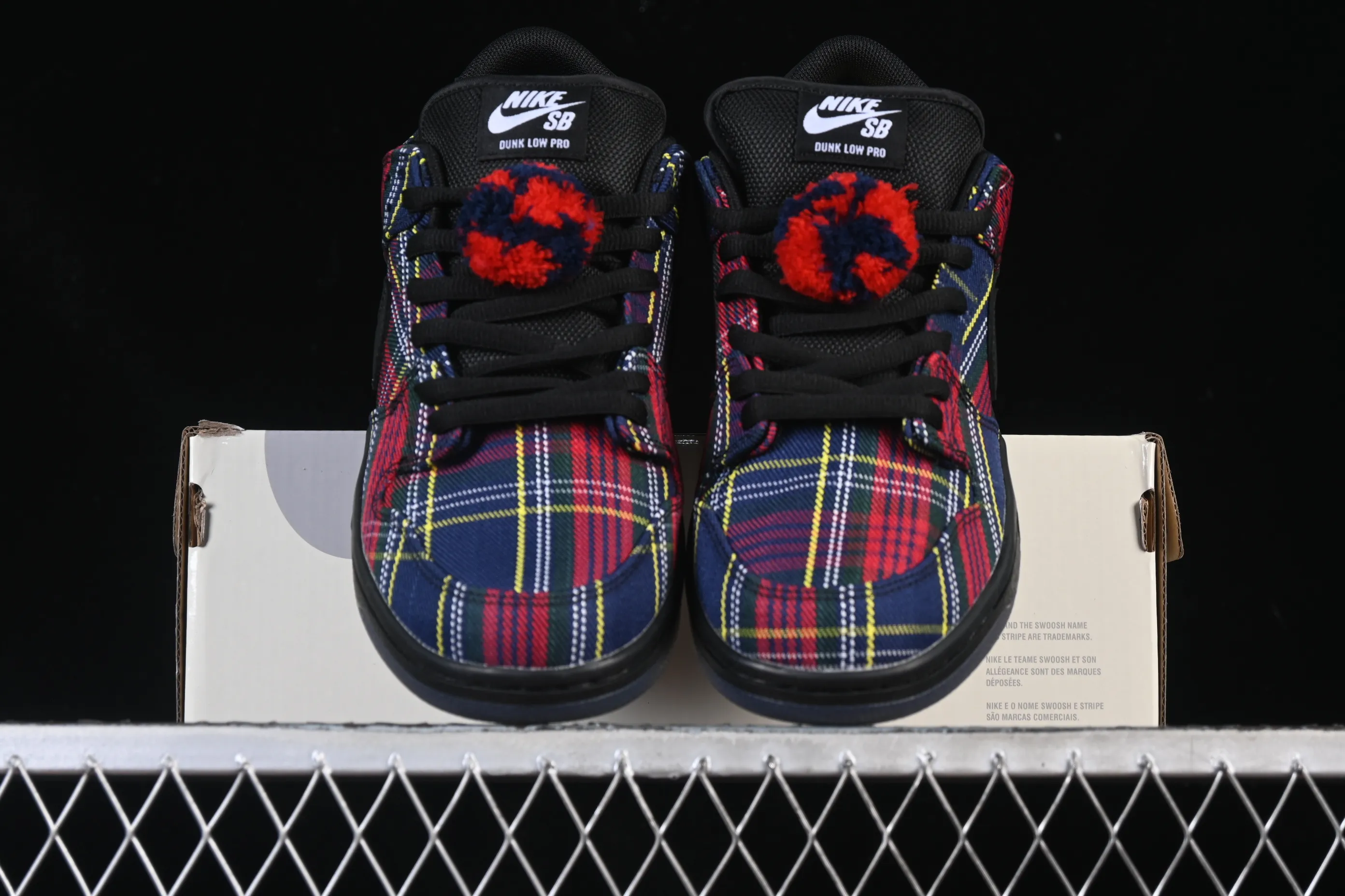 All categories Nk SB Dunk series Nk SB Dunk Low low-top sneakers Nike SB Dunk Low "Nardwuar" joint model Scottish plaid low-top casual skateboard shoes II1493-600